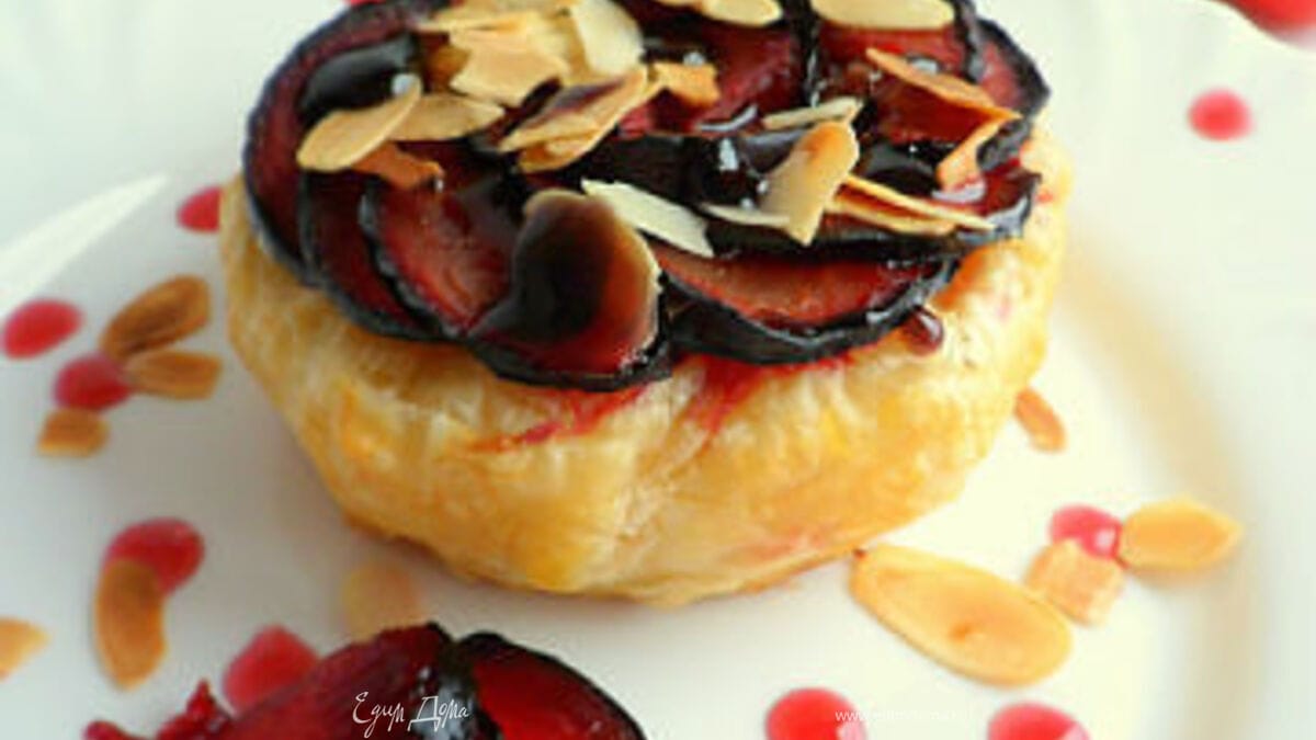 Камамбер в слоеном тесте со сливой и смородиновым соусом