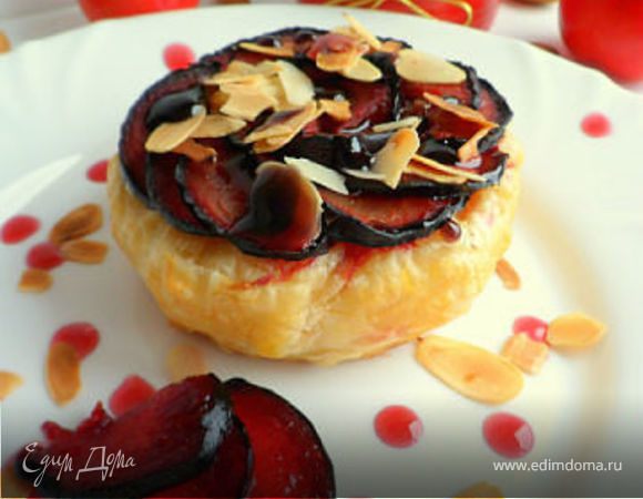 Камамбер в слоеном тесте со сливой и смородиновым соусом
