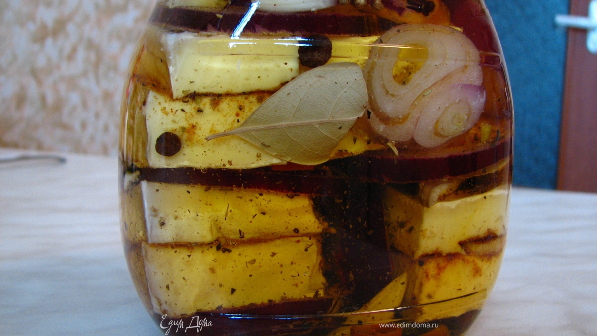 Маринованный сыр с белой плесенью по-чешски (Nakládaný hermelín)