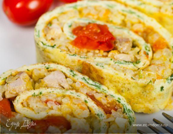 Яичный рулет с курицей и рисом