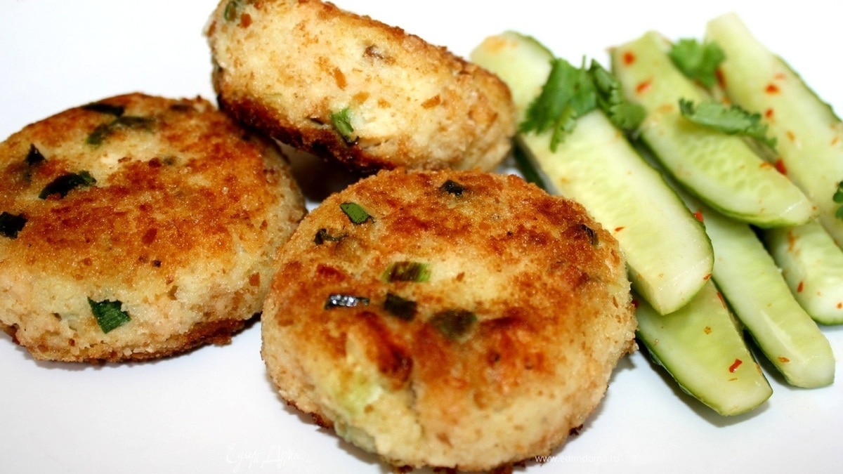 Котлеты из копченой рыбы с огуречным салатом