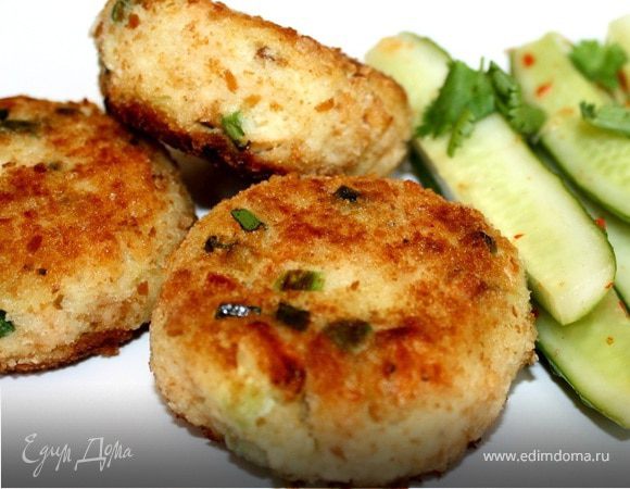 Котлеты из копченой рыбы с огуречным салатом