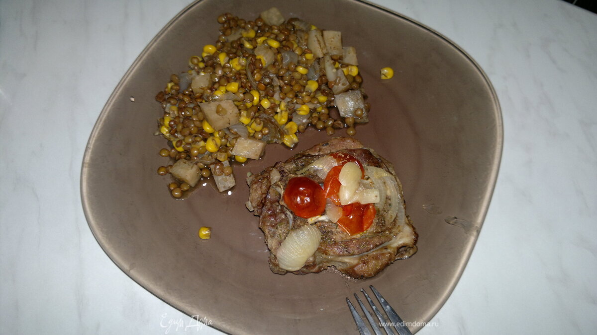 Стейк из бараньей шеи, запечённый в горшке и чечевица с кукурузой, сельдереем и чесноком