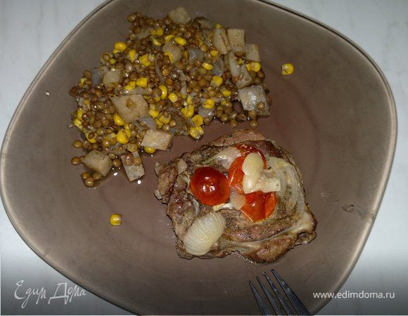 Стейк из бараньей шеи, запечённый в горшке и чечевица с кукурузой, сельдереем и чесноком Стейк из бараньей шеи, запечённый в горшке и чечевица с кукурузой, сельдереем и чесноком