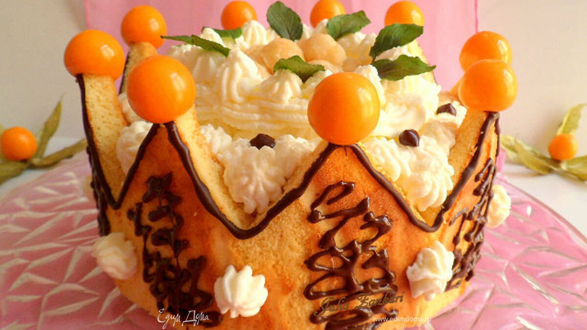 Торт "Корона" с клубничным желе-муссом и кремом из взбитых сливок