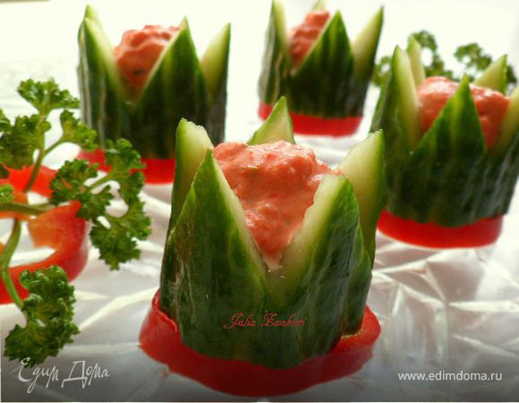 Канапе из огурцов с кремом из слабосоленой семги с творожным сыром Канапе из огурцов с кремом из слабосоленой семги с творожным сыром