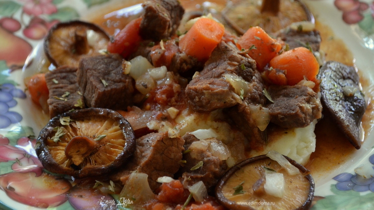 Говяжье рагу с грибами и розмарином