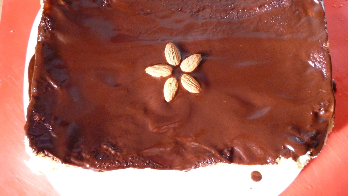 Шарлотка с грушами и шоколадной помадкой