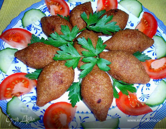 Куббе-котлетки из булгура с начинкой из фарша и кедровых орешков Куббе-котлетки из булгура с начинкой из фарша и кедровых орешков