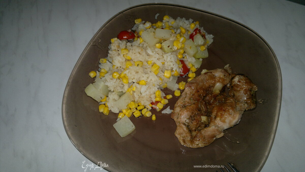 Рисовое рагу с овощами и запеченное бедро индейки в панировке из ржаной муки