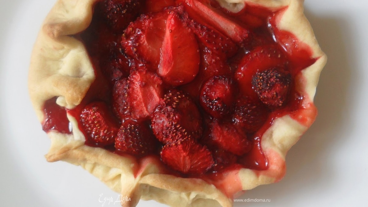 Мини-пироги с клубникой