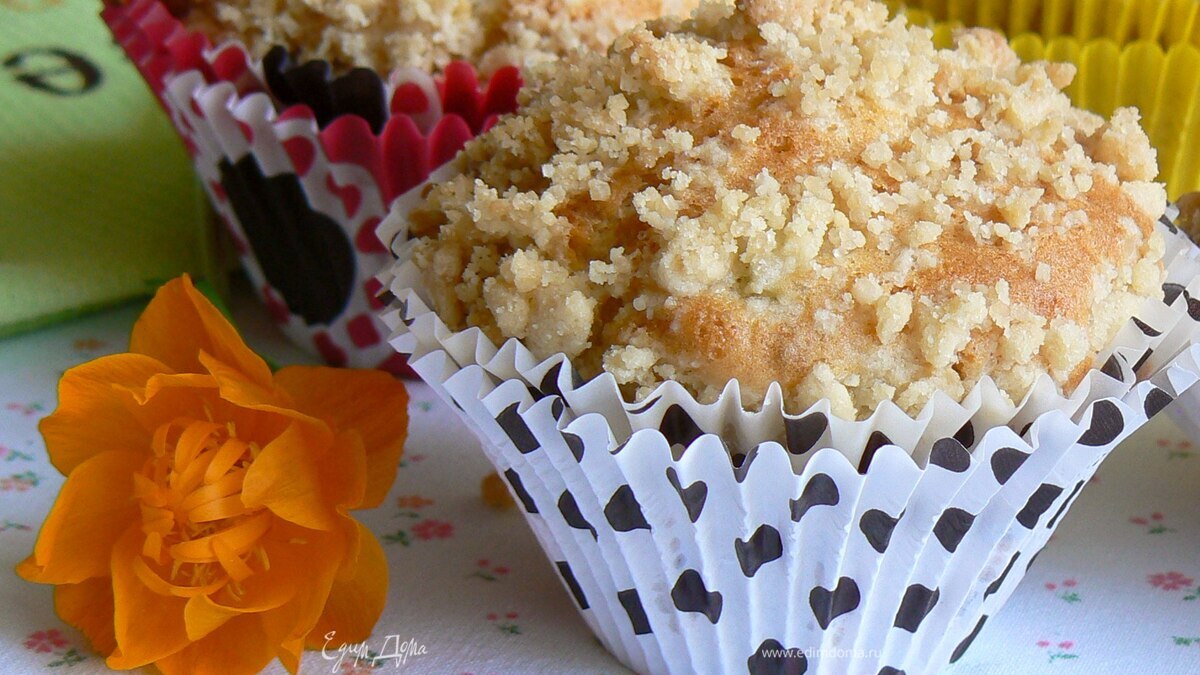 Маффины с ревенем и штрейзелем