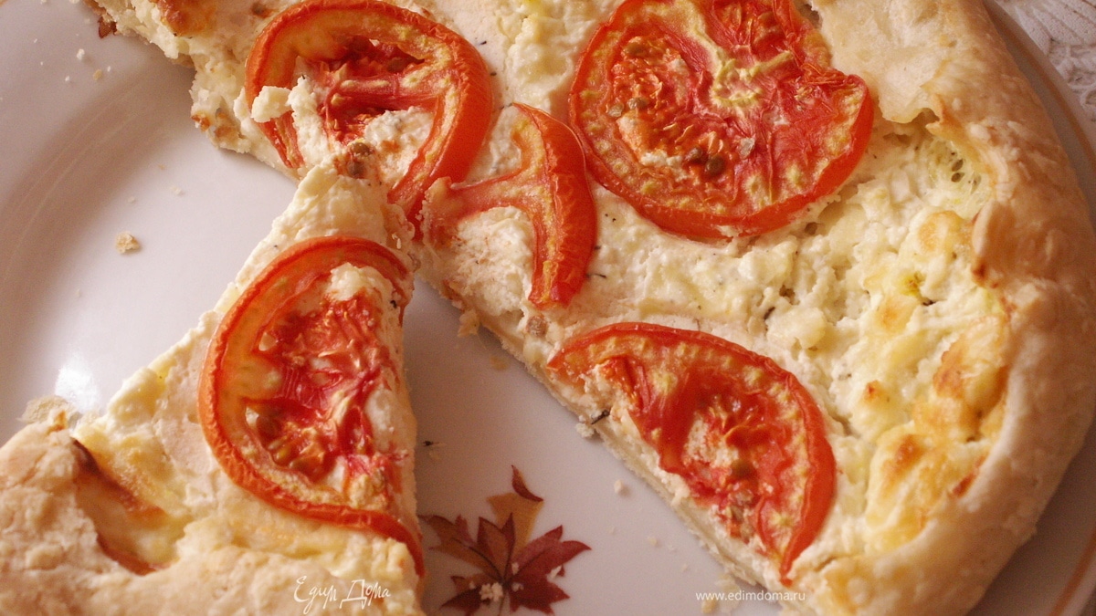 Открытый пирог с творогом и сыром