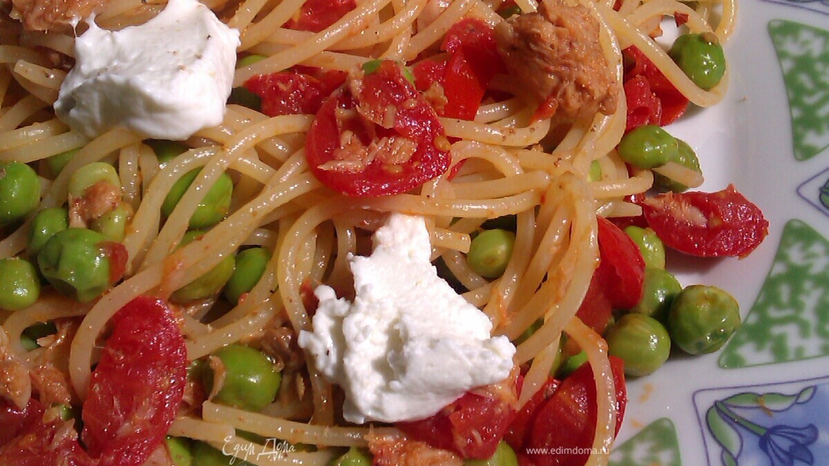 Спагетти с тунцом, свежим горошком и помидорами