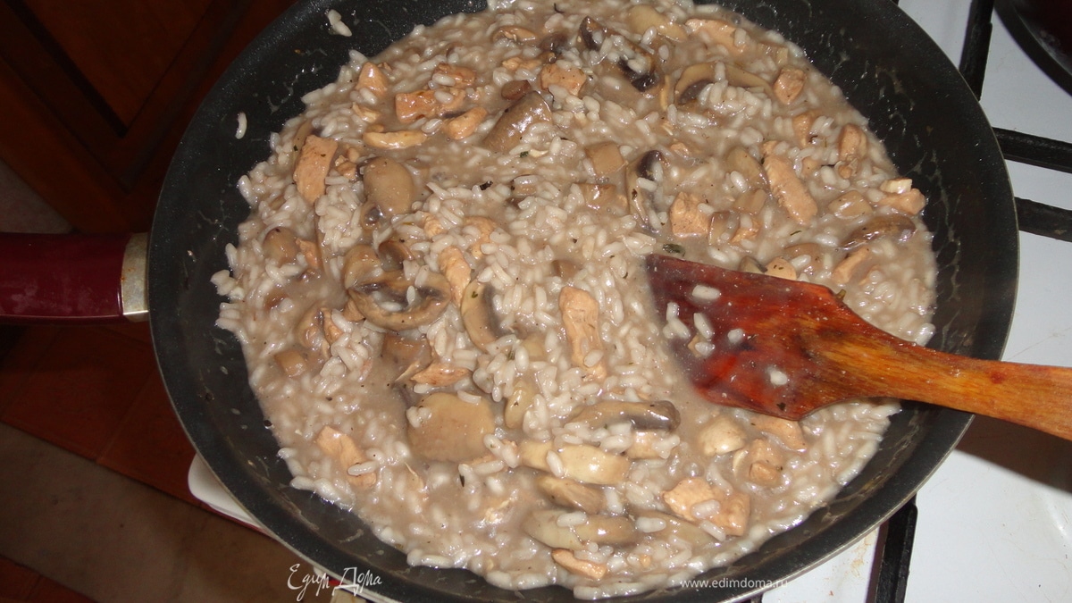 Ризотто с курицей и грибами в красном вине