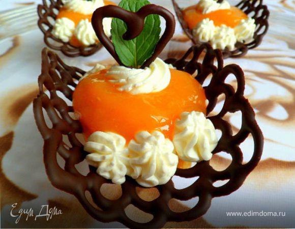 Шоколадные лодочки с манговым муссом и взбитыми сливками Шоколадные лодочки с манговым муссом и взбитыми сливками