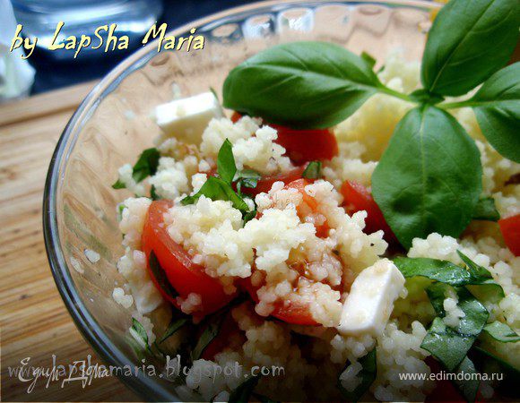 Салат с кускусом, помидорами и фетой