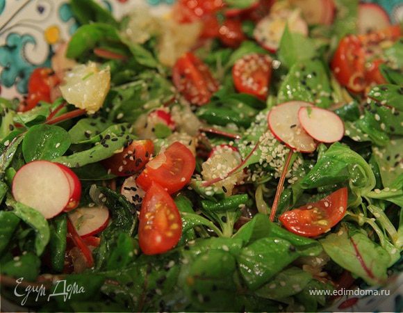 Зеленый салат с редиской, помело и помидорами черри