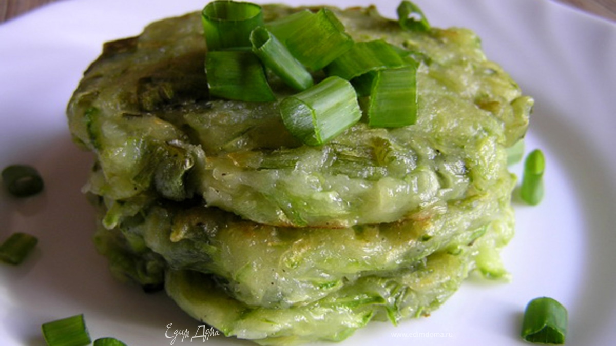 Кабачковые оладьи с зеленым луком