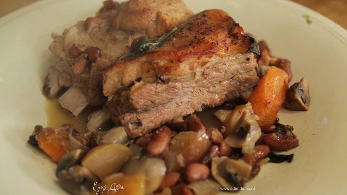 Свиные ребрышки с грибами и красной фасолью