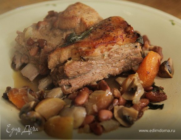 Свиные ребрышки с грибами и красной фасолью 