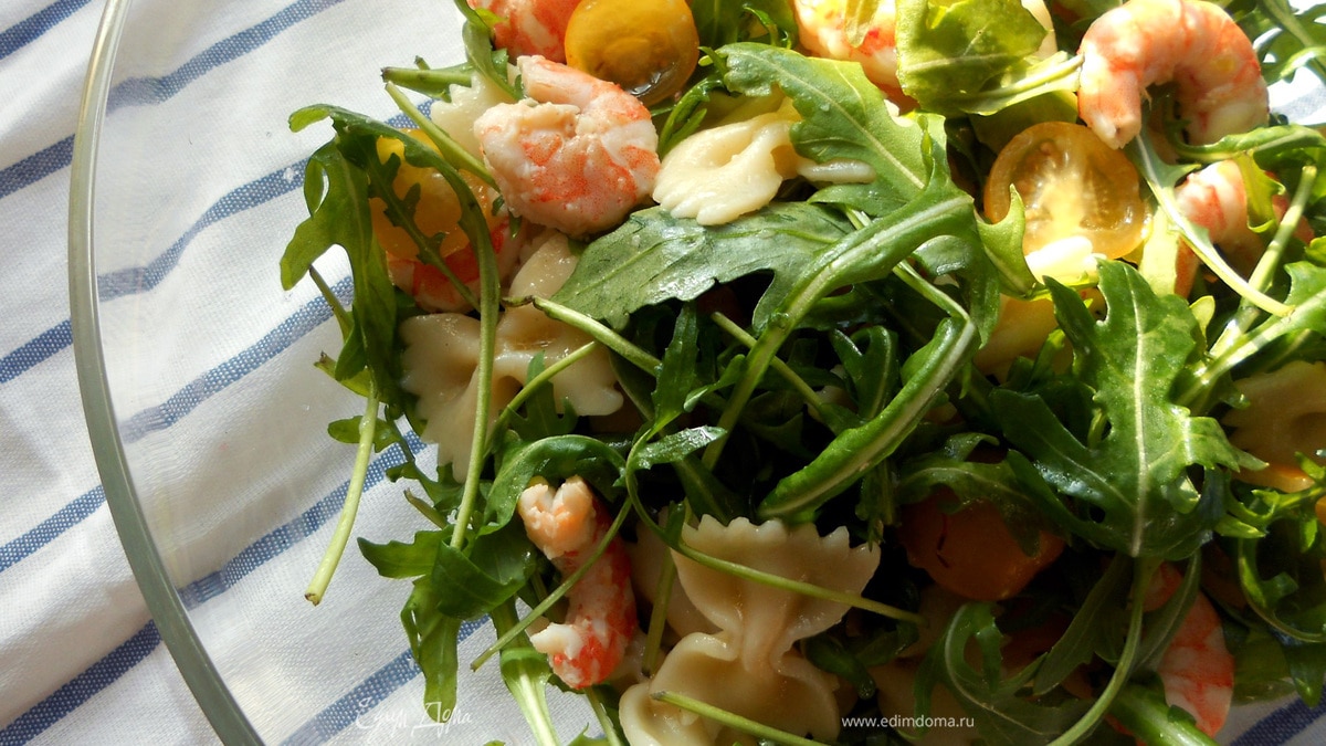 Салат с руколой, пастой и креветками