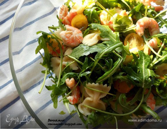 Салат с руколой, пастой и креветками