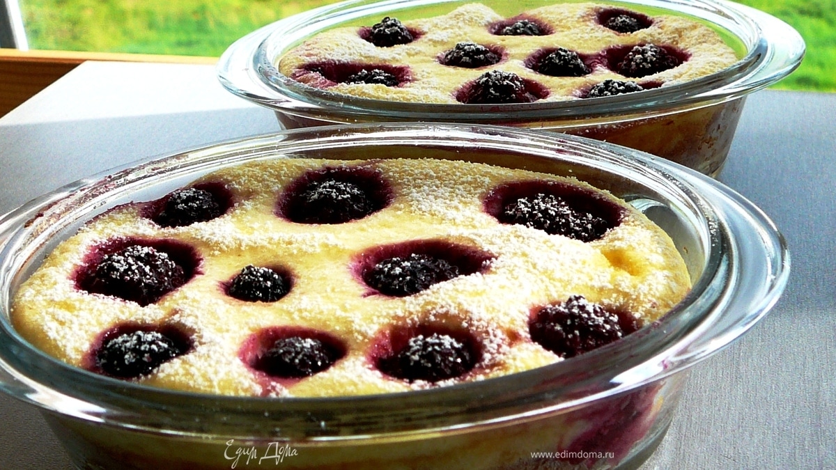 Творожная запеканка из домашнего творога с ежевикой