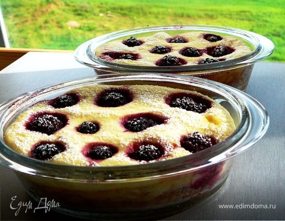 Творожная запеканка из домашнего творога с ежевикой