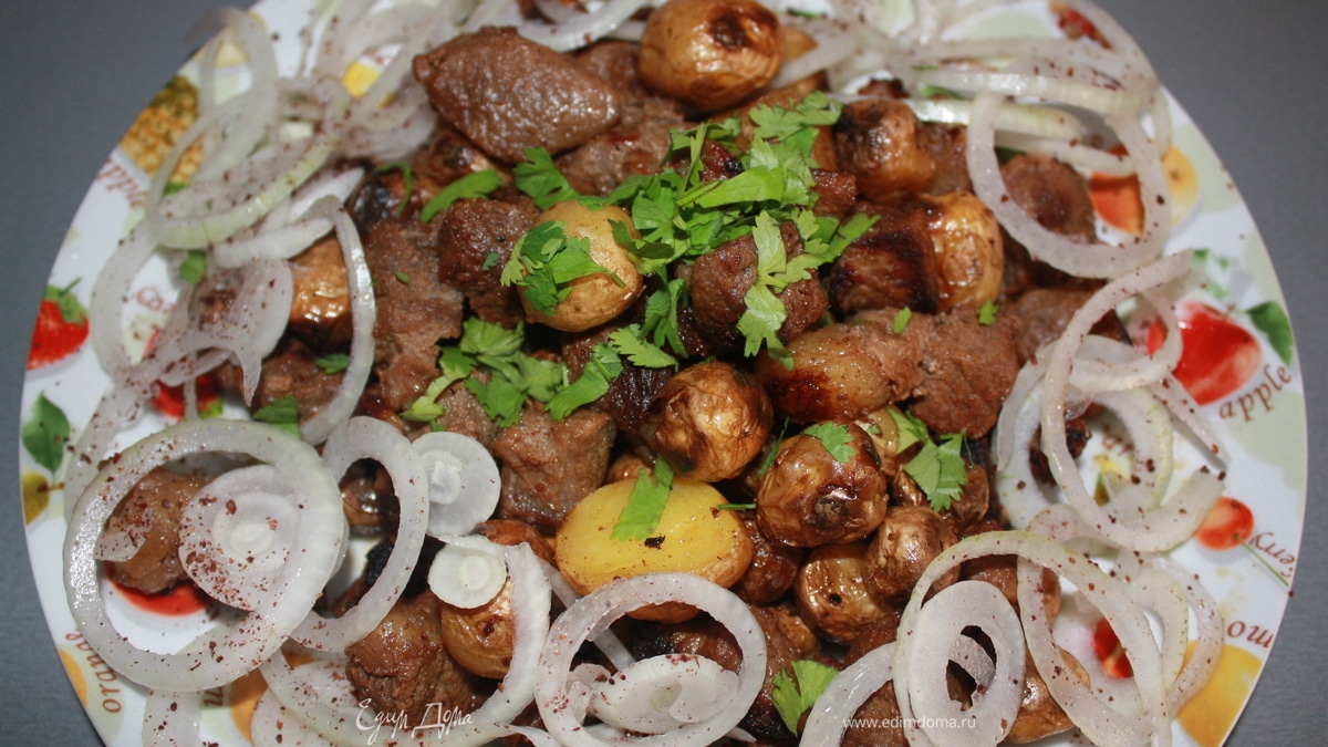 Мелкий молодой картофель, запеченный в казане с тушеной говядиной