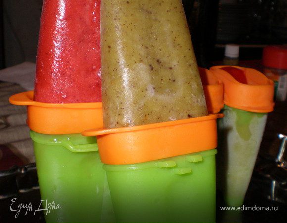 Фруктовое мороженое из клубники и киви Фруктовое мороженое из клубники и киви