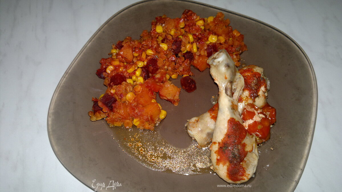 Куриные голени из духовки, чечевичное рагу с тыквой, кукурузой и свеклой