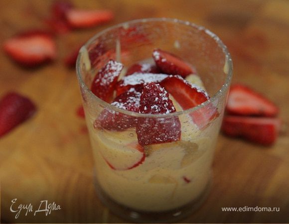 Бисквит с клубникой и сливочным кремом 