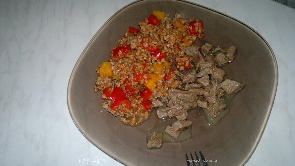 Гречка с томатным пюре, перцем и тыквой, говядина тушеная с тимьяном