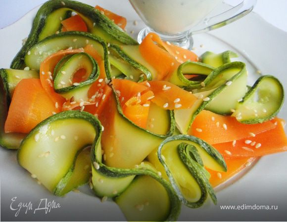 Тушёные морковь и цукини под сливочным соусом 