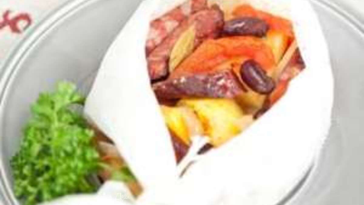 Жаркое с колбасками и овощами в лодочке SAGA
