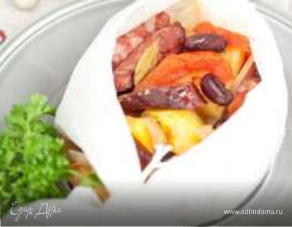 Жаркое с колбасками и овощами в лодочке SAGA Жаркое с колбасками и овощами в лодочке SAGA