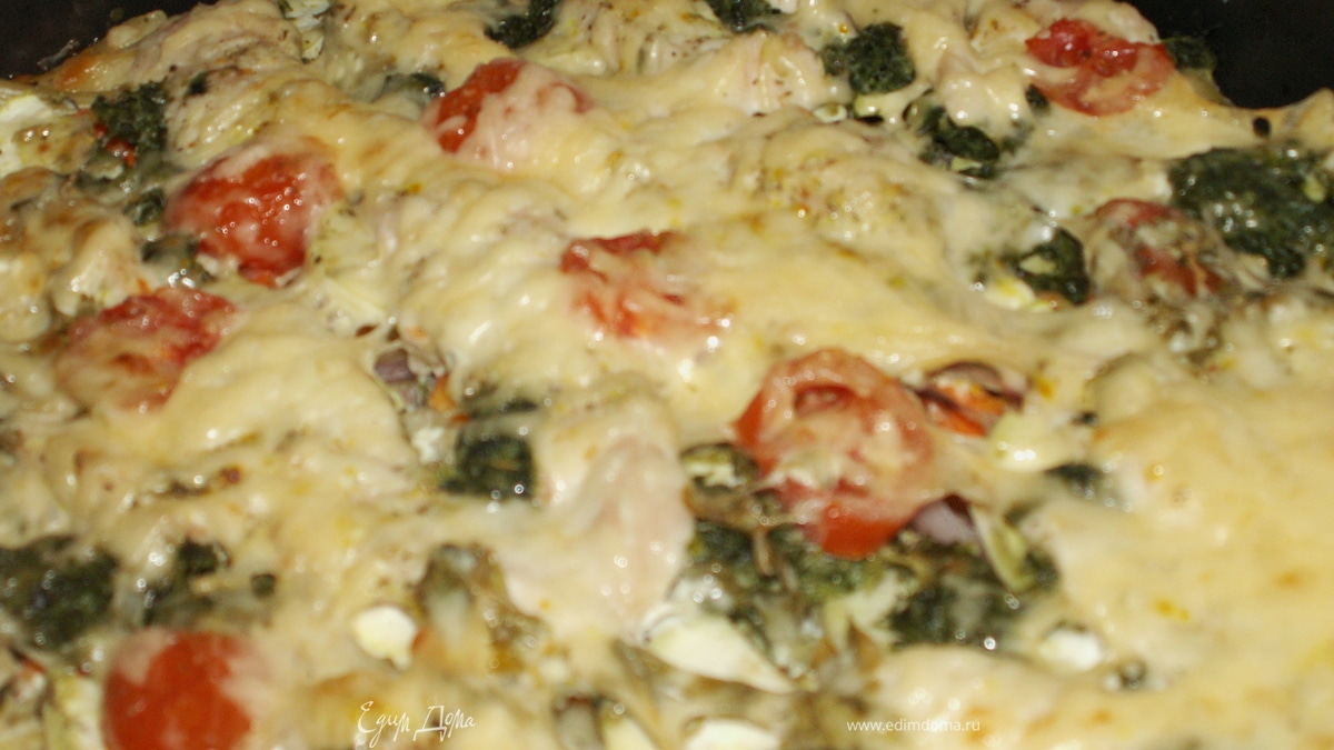 Курица, запеченная с макаронами и овощами