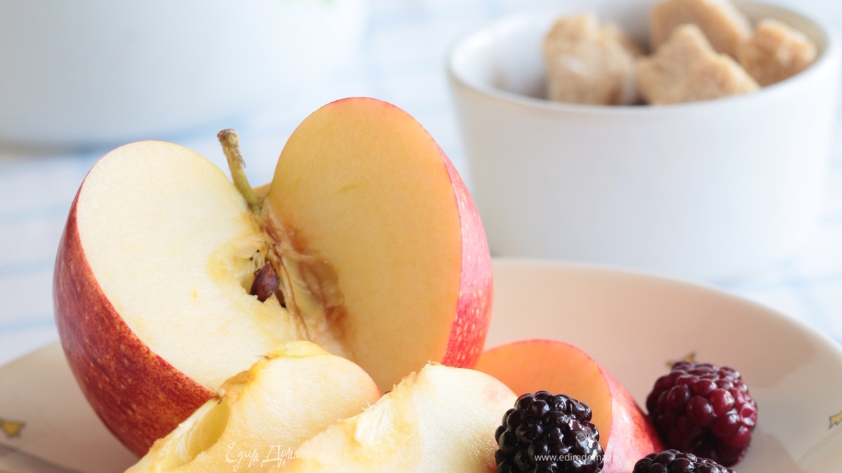 Пюре из яблок и ежевики 