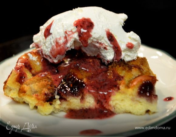 Ягодный хлебный пудинг с соусом