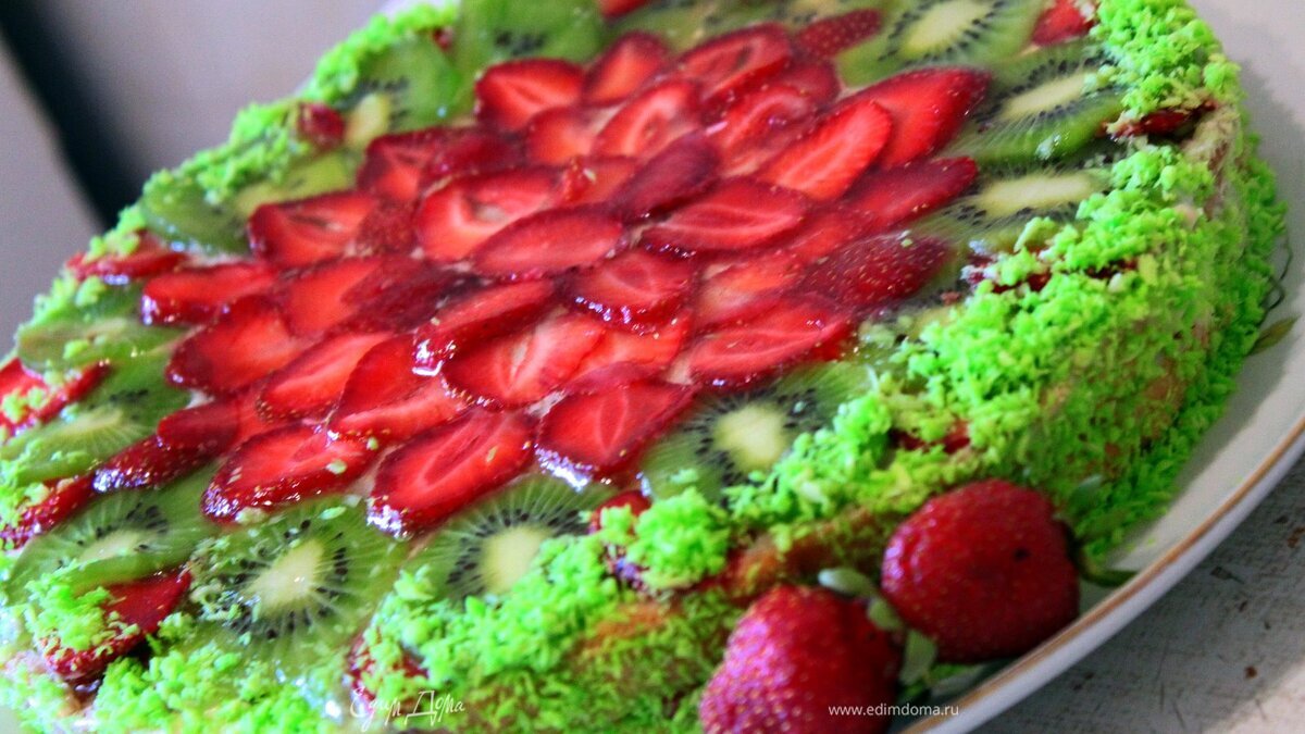 Летний торт с сочным киви и клубникой