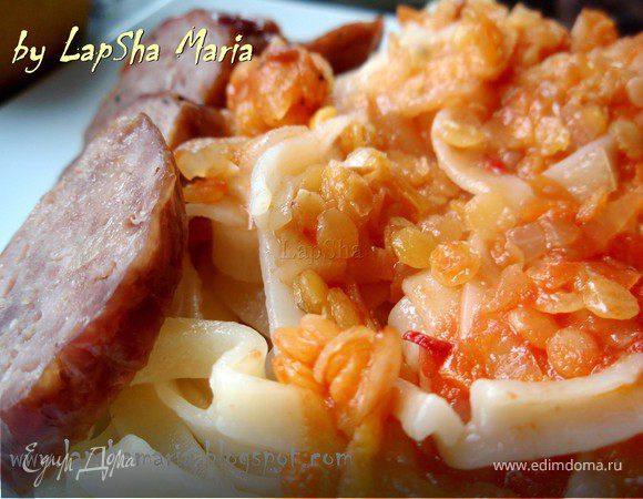 Паста с купатами под соусом из чечевицы