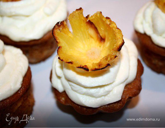 Кокосовые маффины с клубникой и ананасом