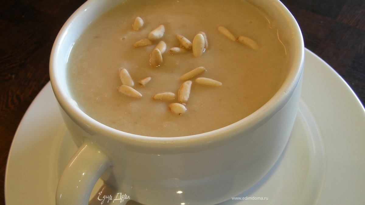 Суп-пюре из пастернака (корня сельдерея) с кедровыми орешками