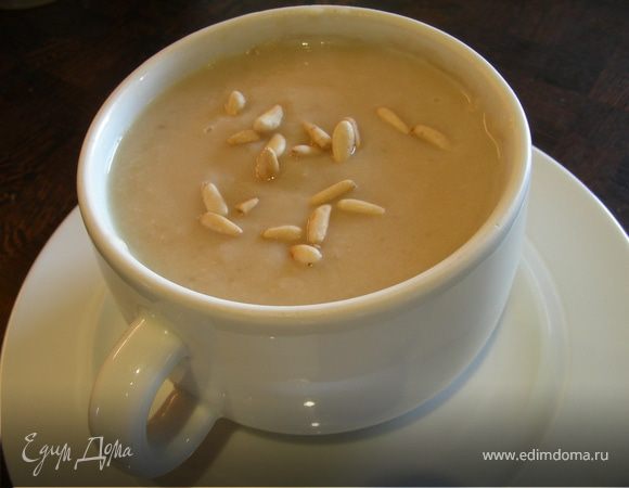 Суп-пюре из пастернака (корня сельдерея) с кедровыми орешками