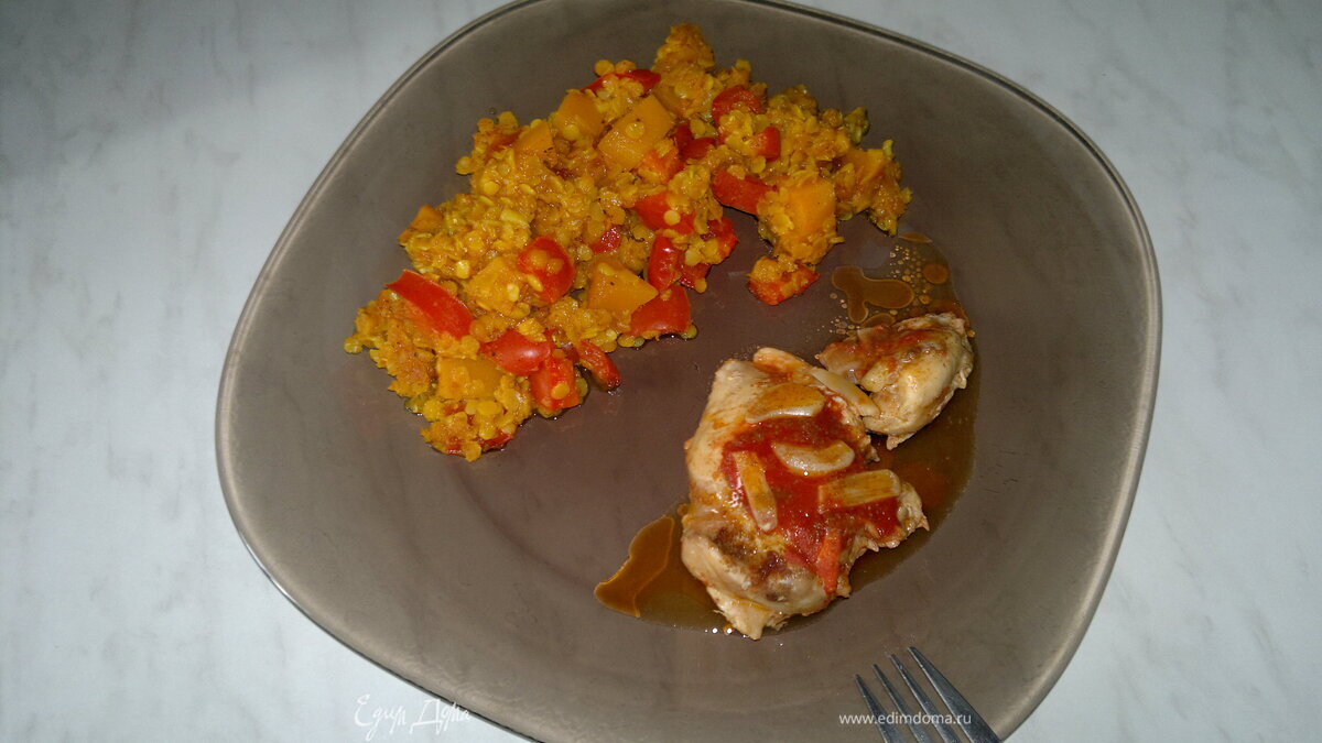 Чечевица со сладкими овощами, куриные бедра с томатами и чесноком
