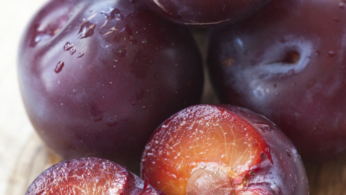 Пюре из слив и голубики