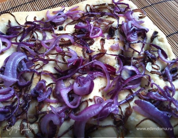 Фокачча с жареным луком