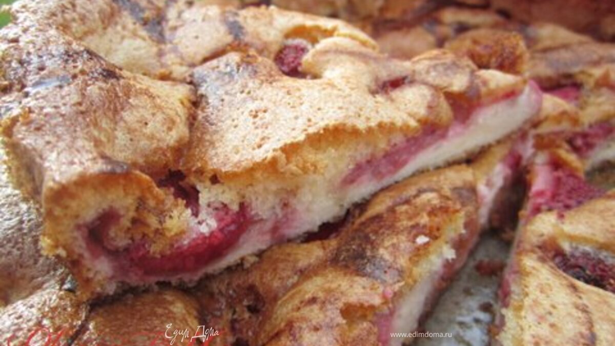 Пирог творожно-ягодный на бисквитном тесте