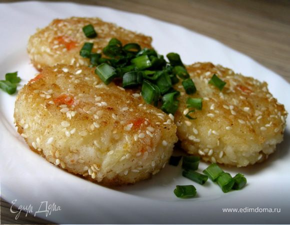 Рисовые котлетки в кунжутной панировке Рисовые котлетки в кунжутной панировке